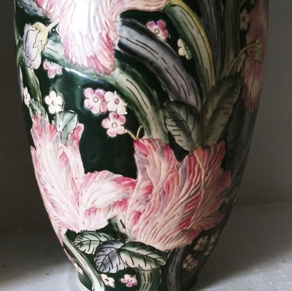 Floral textured vase green/pink vintage elegant‎